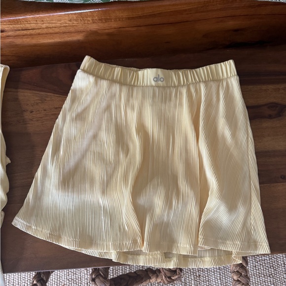 ALO Yoga Micro plisse tennis Skirt in lemon ice - Picture 2 of 4